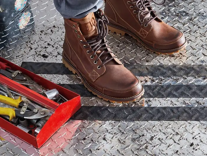 trabajador-encima-de-tira-safety-walk safety walk 3m